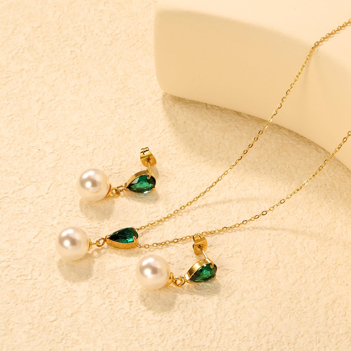 Teardrop-shaped white/pink/emerald zirconia + pearl-set gold stud earrings: Teardrop-shaped white zirconia + pearl stud earrings Pendant: Teardrop-shaped white zirconia + pearl pendant asonjewelry