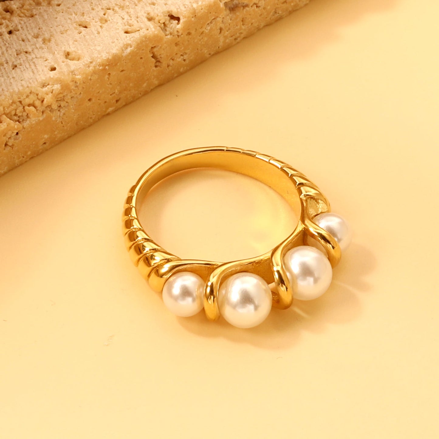 Threaded ring and 5 white pearls asonjewelry