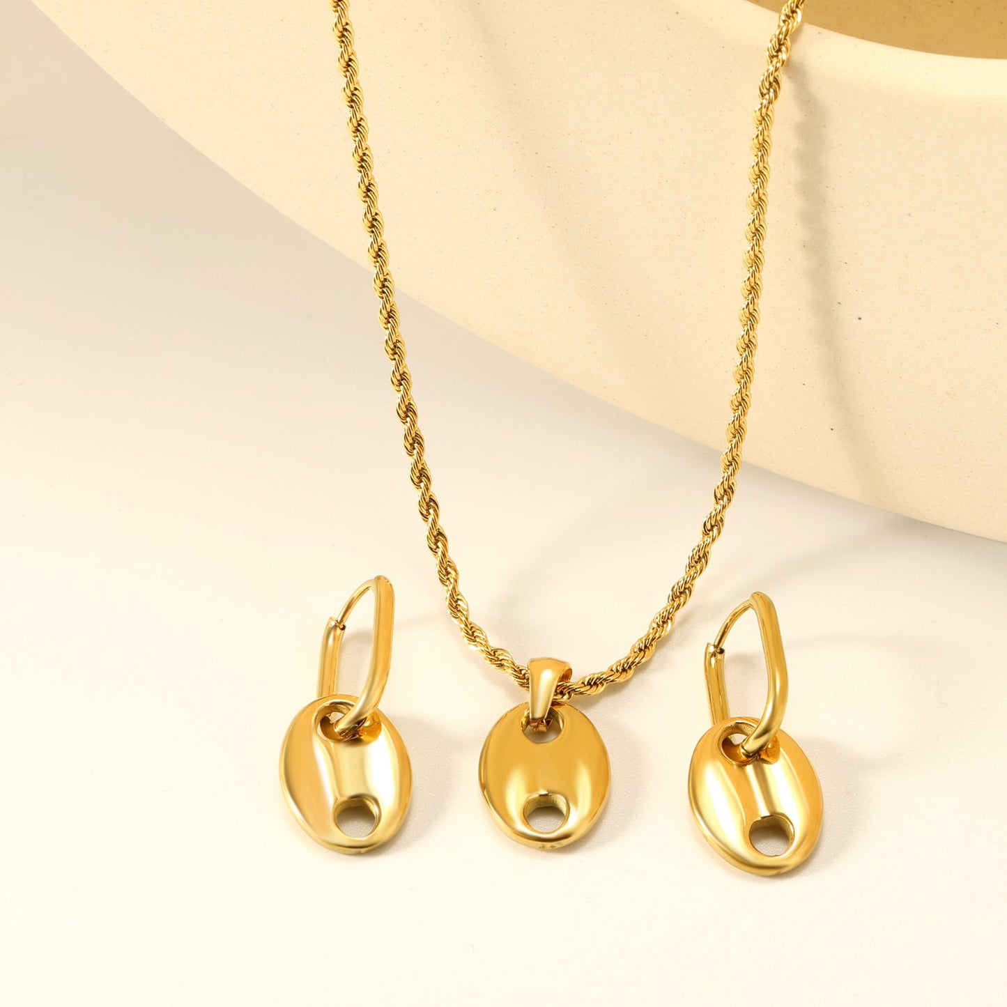 Pig nose set Golden oval wire ear clips: wire 2 * 12 * 17mm Earrings: 13 * 17mm Pendant: 13 * 17mm 2.0 twist chain * 40 + 5cm + 6mm round plate asonjewelry