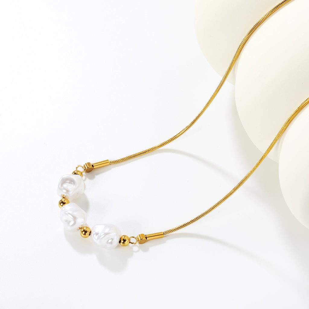 3 imitation pearls + 4 steel beads + round snake chain with round pendant Necklace in steel/gold