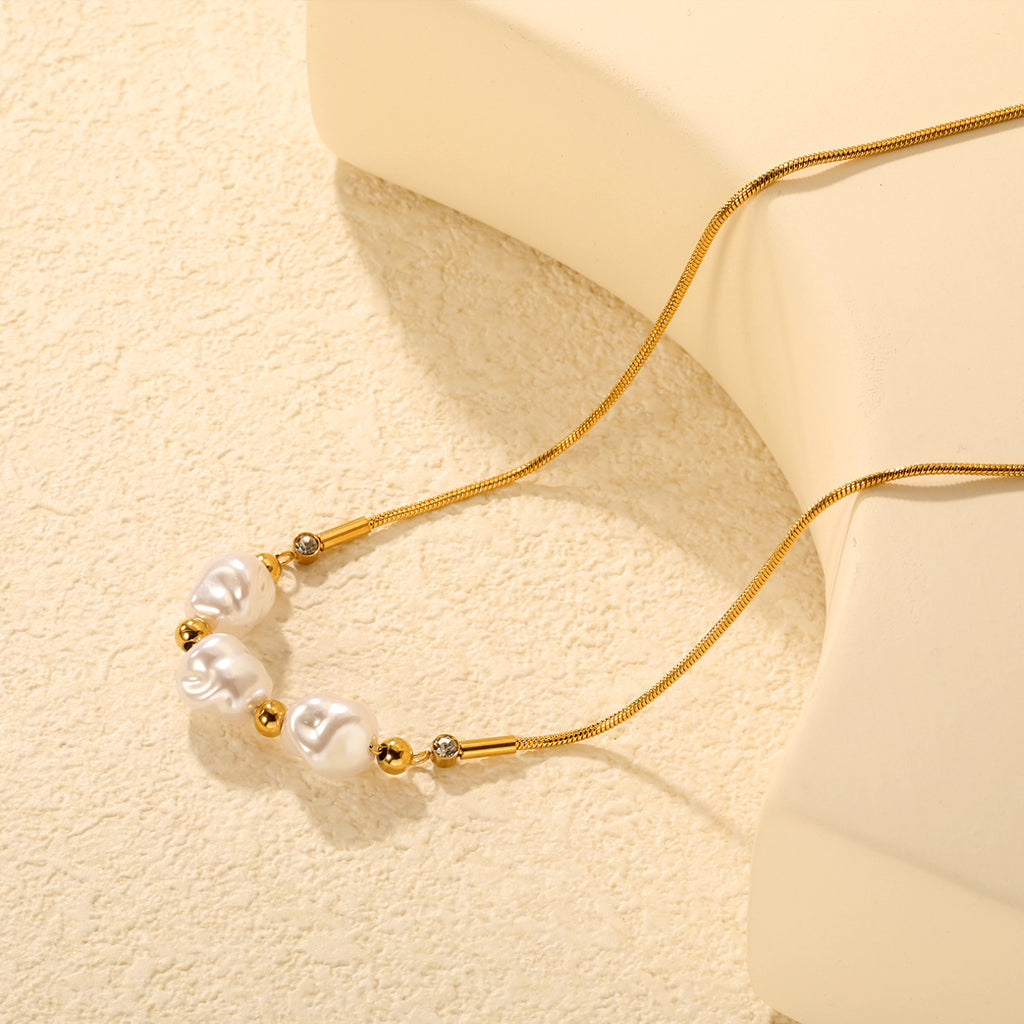 3 imitation pearls + 4 steel beads + round snake chain with round pendant Necklace in steel/gold