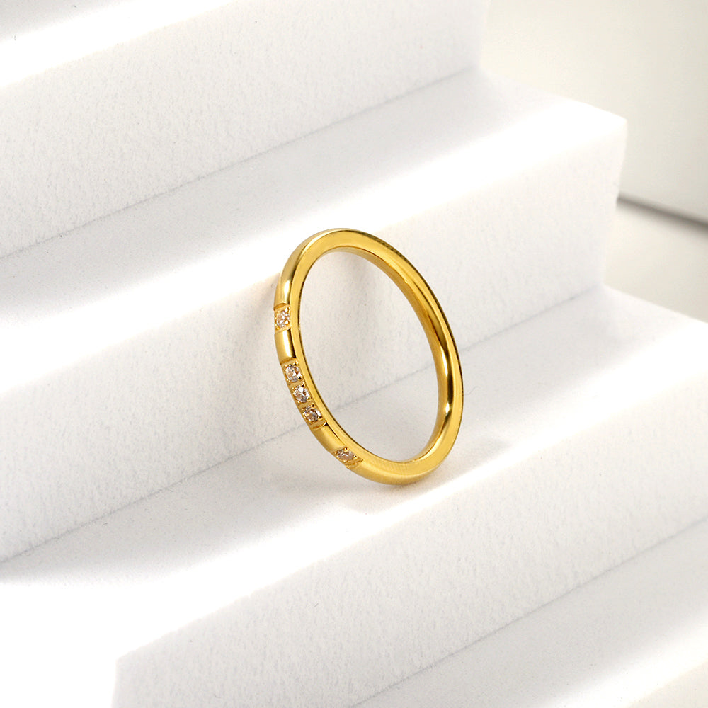 Design ring with 4 small round diamonds