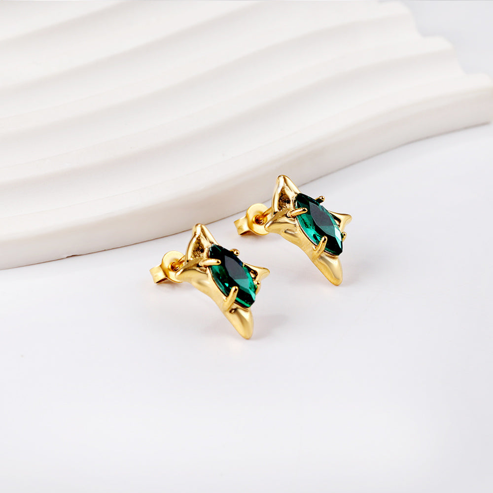Boucles d'oreilles puces étoile à quatre branches dorées avec diamants verts