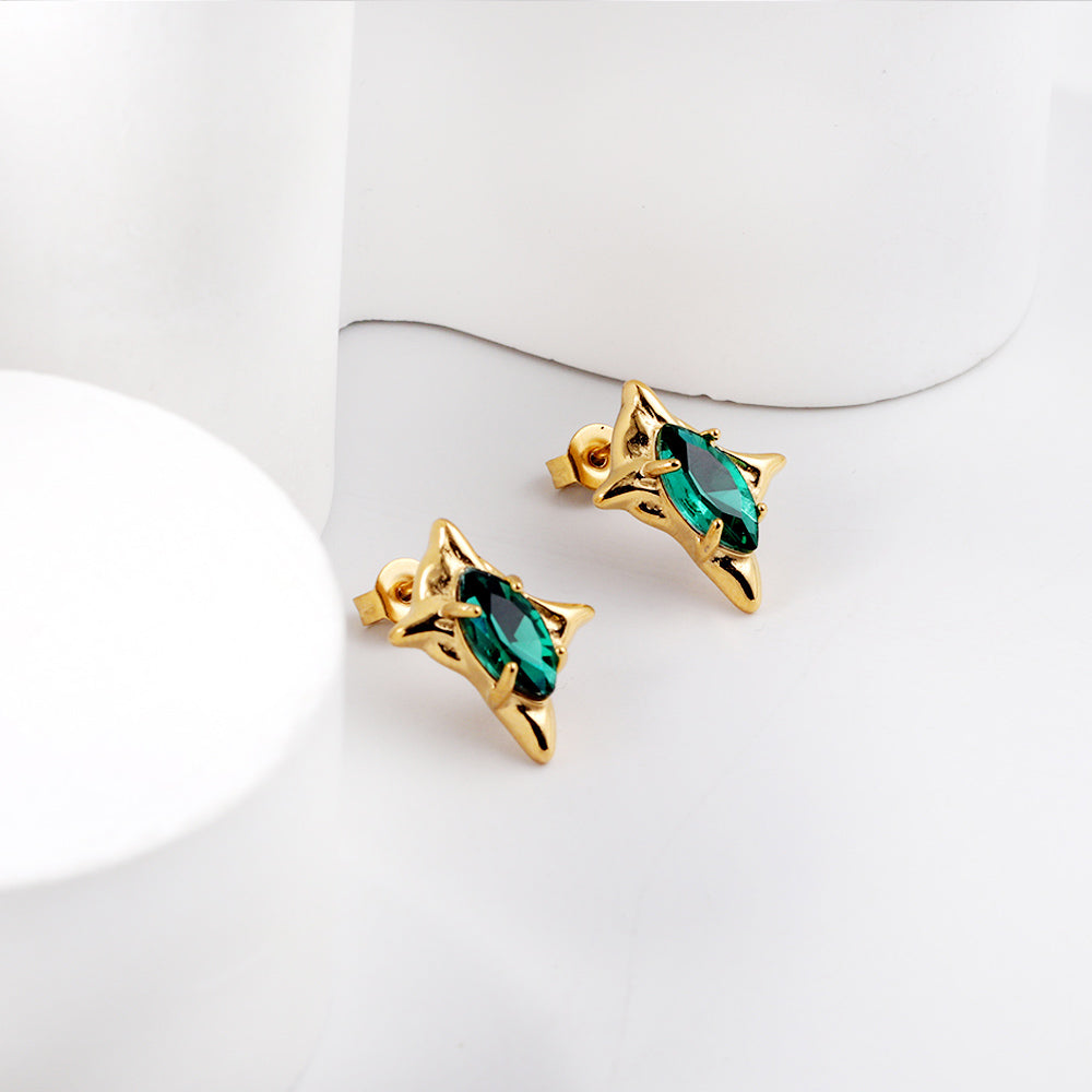 Boucles d'oreilles puces étoile à quatre branches dorées avec diamants verts