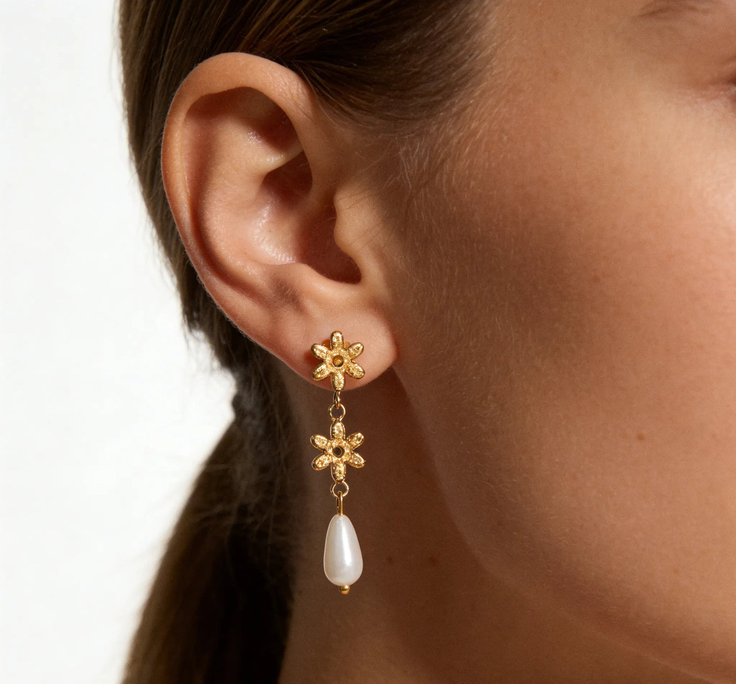 Gold Flower & Teardrop Faux Pearl Stud Earrings 10mm Floral Design 6*12mm Faux Pearl Minimalist Modern Alloy Gold Plated Earrings for Women Everyday Casual Wear asonjewelry