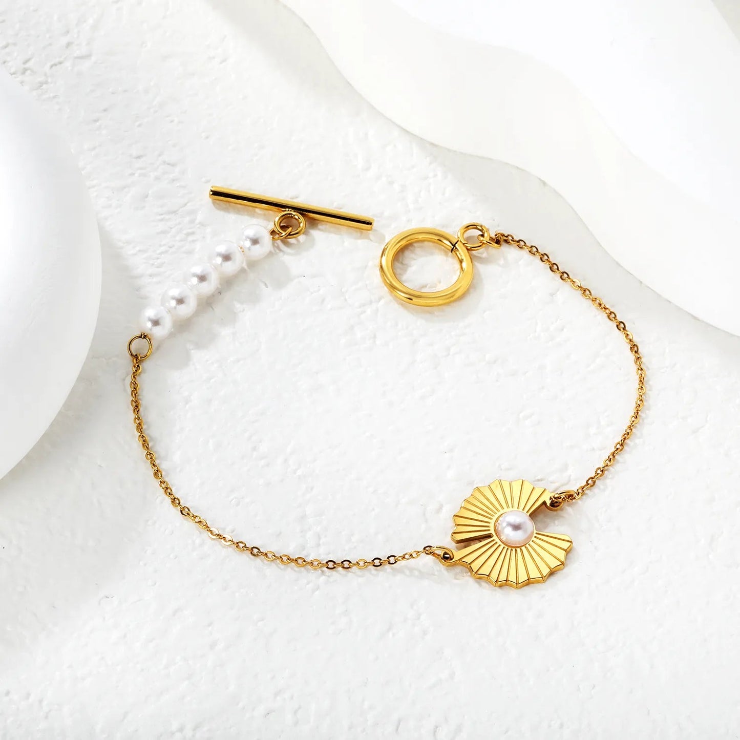 Chain length: 17cm. 2mm cross chain. Five 5mm pearls are attached 16.5*16mm gold pendant. 5mm pearls are attached to it asonjewelry