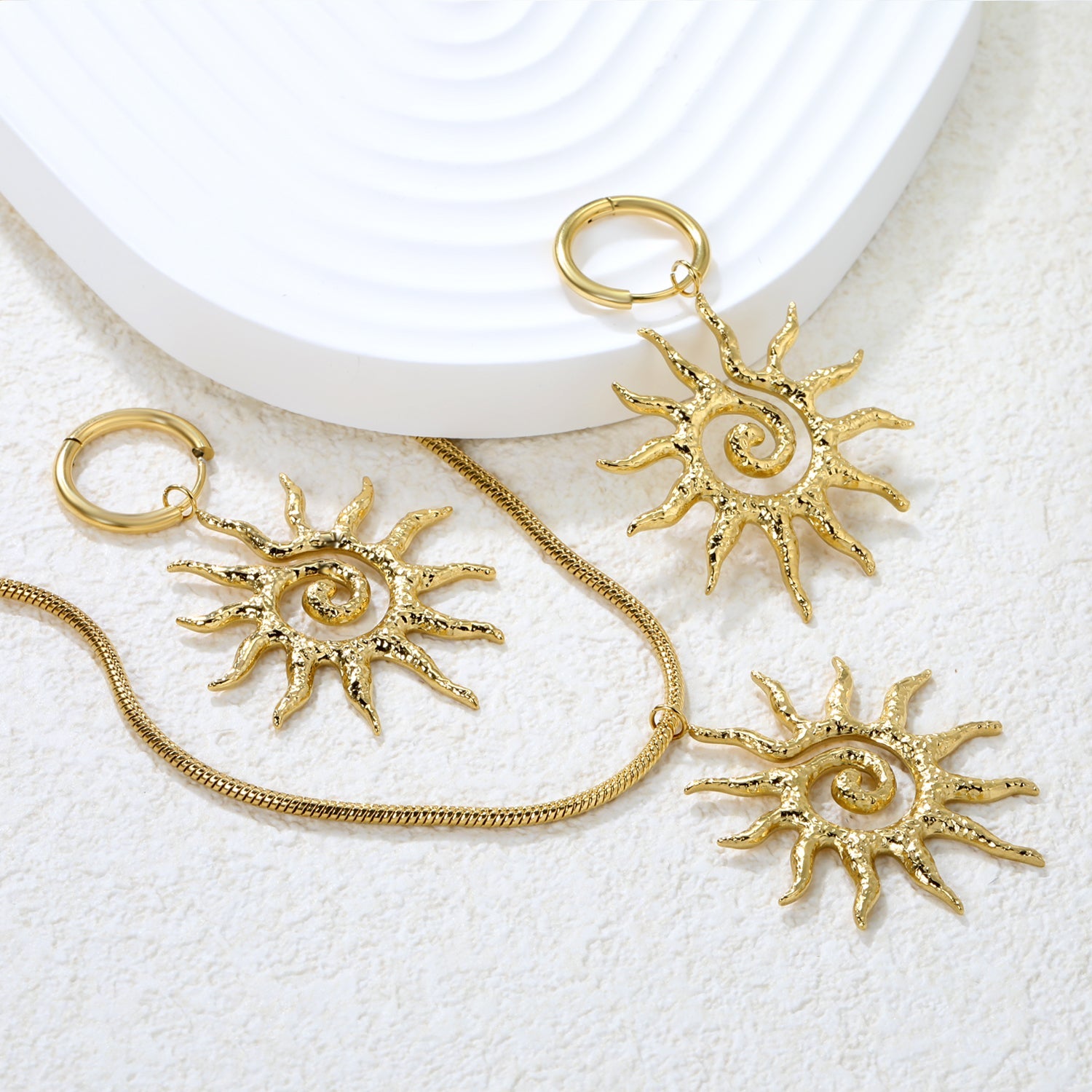 Hollow spiral sun set, gold. Earrings: 2.0 x 12mm. Pendant: 33.4 x 37mm. 2mm spring round snake chain 40+5cm + round pendant. asonjewelry