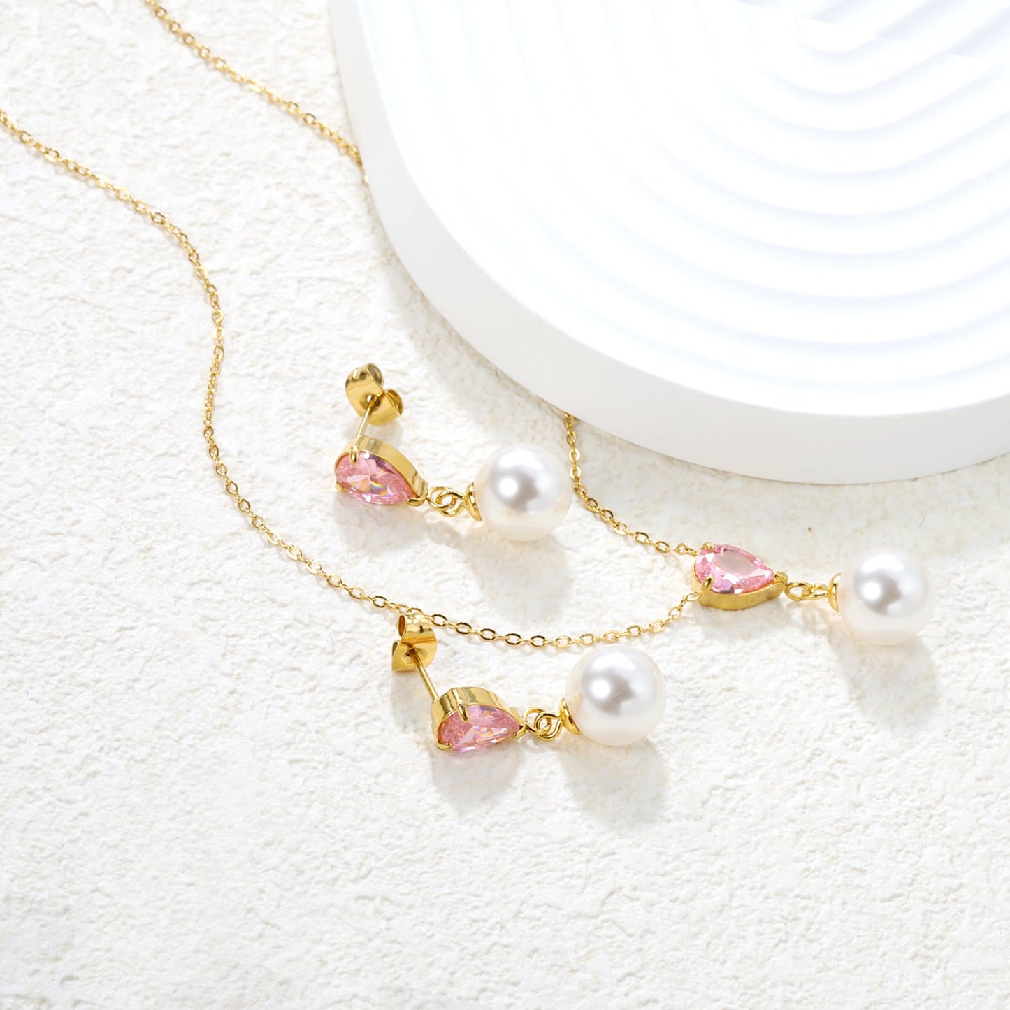 Teardrop-shaped white/pink/emerald zirconia + pearl-set gold stud earrings: Teardrop-shaped white zirconia + pearl stud earrings Pendant: Teardrop-shaped white zirconia + pearl pendant asonjewelry
