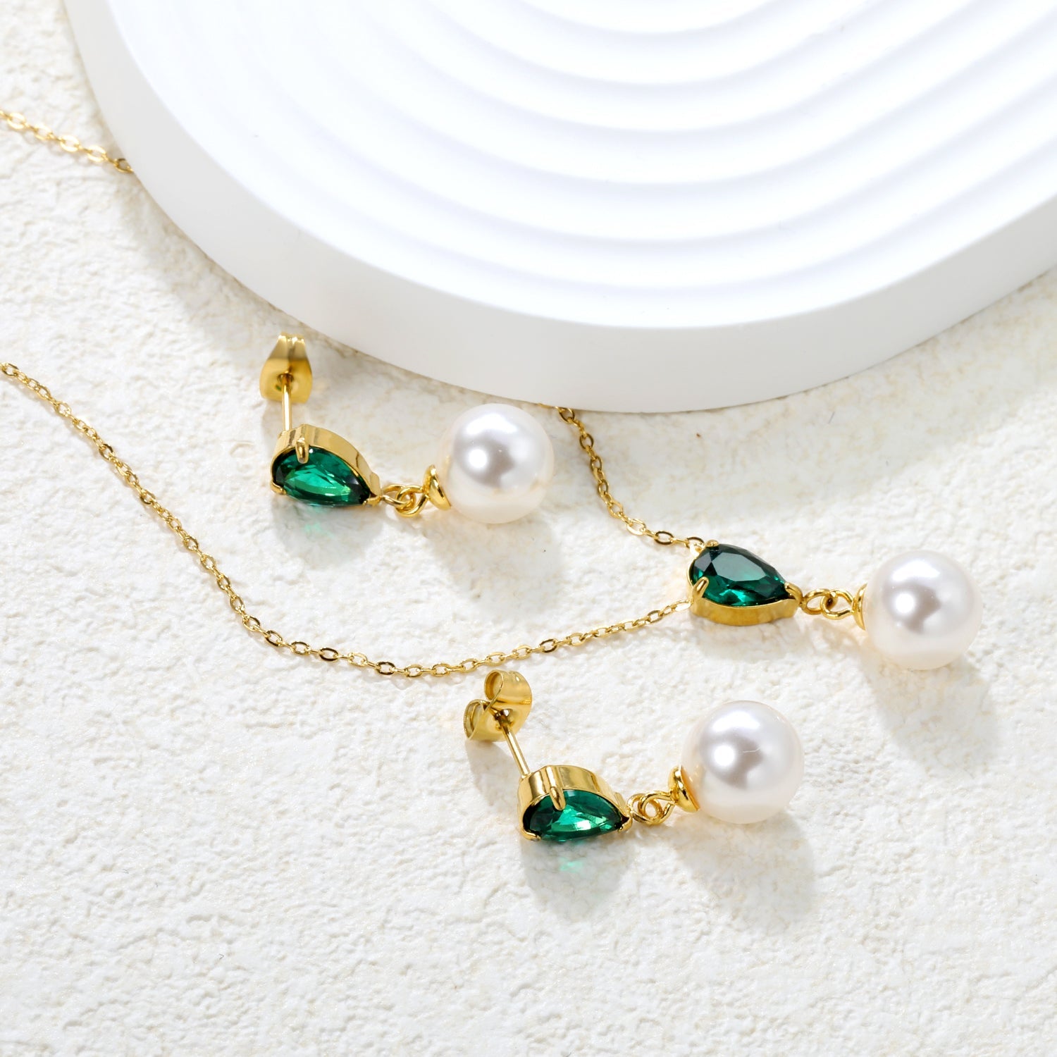 Teardrop-shaped white/pink/emerald zirconia + pearl-set gold stud earrings: Teardrop-shaped white zirconia + pearl stud earrings Pendant: Teardrop-shaped white zirconia + pearl pendant asonjewelry