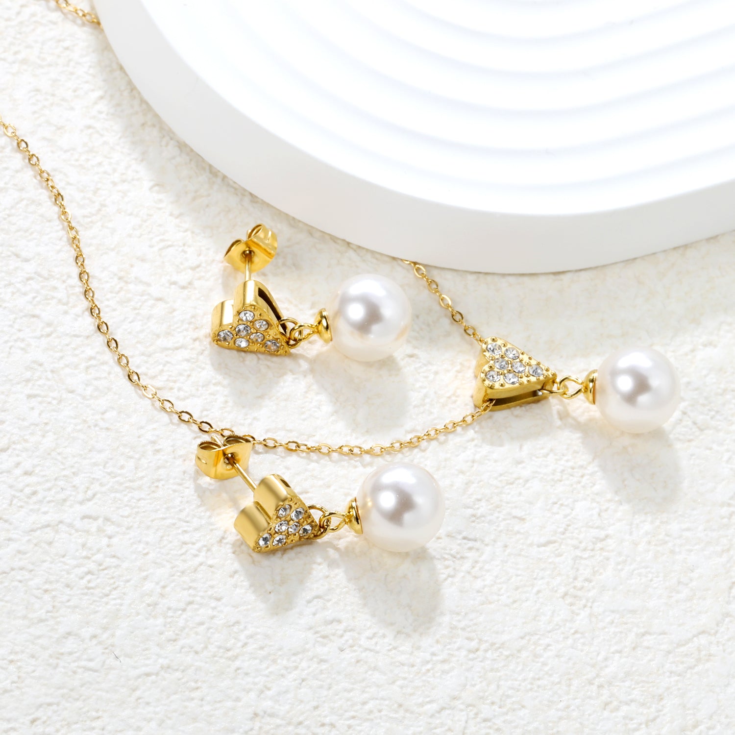 Heart-shaped white diamond + pearl set, gold. Ear studs: 8x9mm heart-shaped white diamond + 10mm pearl earring. Pendant: 8x9mm heart-shaped white diamond + 10mm pearl pendant. 0.3 cross chain 40+5cm + 6mm round pendant. asonjewelry