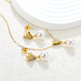 Heart-shaped white diamond + pearl set, gold. Ear studs: 8x9mm heart-shaped white diamond + 10mm pearl earring. Pendant: 8x9mm heart-shaped white diamond + 10mm pearl pendant. 0.3 cross chain 40+5cm + 6mm round pendant.