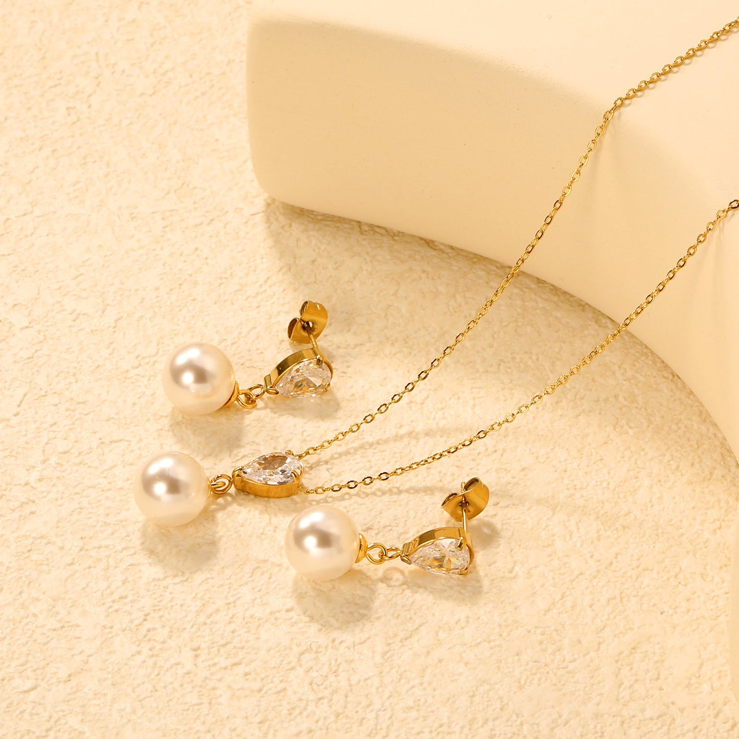 Teardrop-shaped white/pink/emerald zirconia + pearl-set gold stud earrings: Teardrop-shaped white zirconia + pearl stud earrings Pendant: Teardrop-shaped white zirconia + pearl pendant asonjewelry