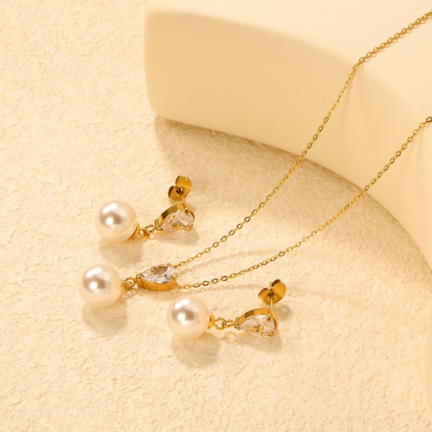 Teardrop-shaped white/pink/emerald zirconia + pearl-set gold stud earrings: Teardrop-shaped white zirconia + pearl stud earrings Pendant: Teardrop-shaped white zirconia + pearl pendant asonjewelry