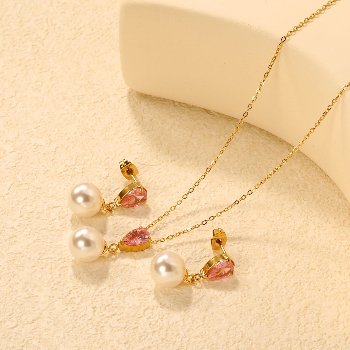 Teardrop-shaped white/pink/emerald zirconia + pearl-set gold stud earrings: Teardrop-shaped white zirconia + pearl stud earrings Pendant: Teardrop-shaped white zirconia + pearl pendant asonjewelry