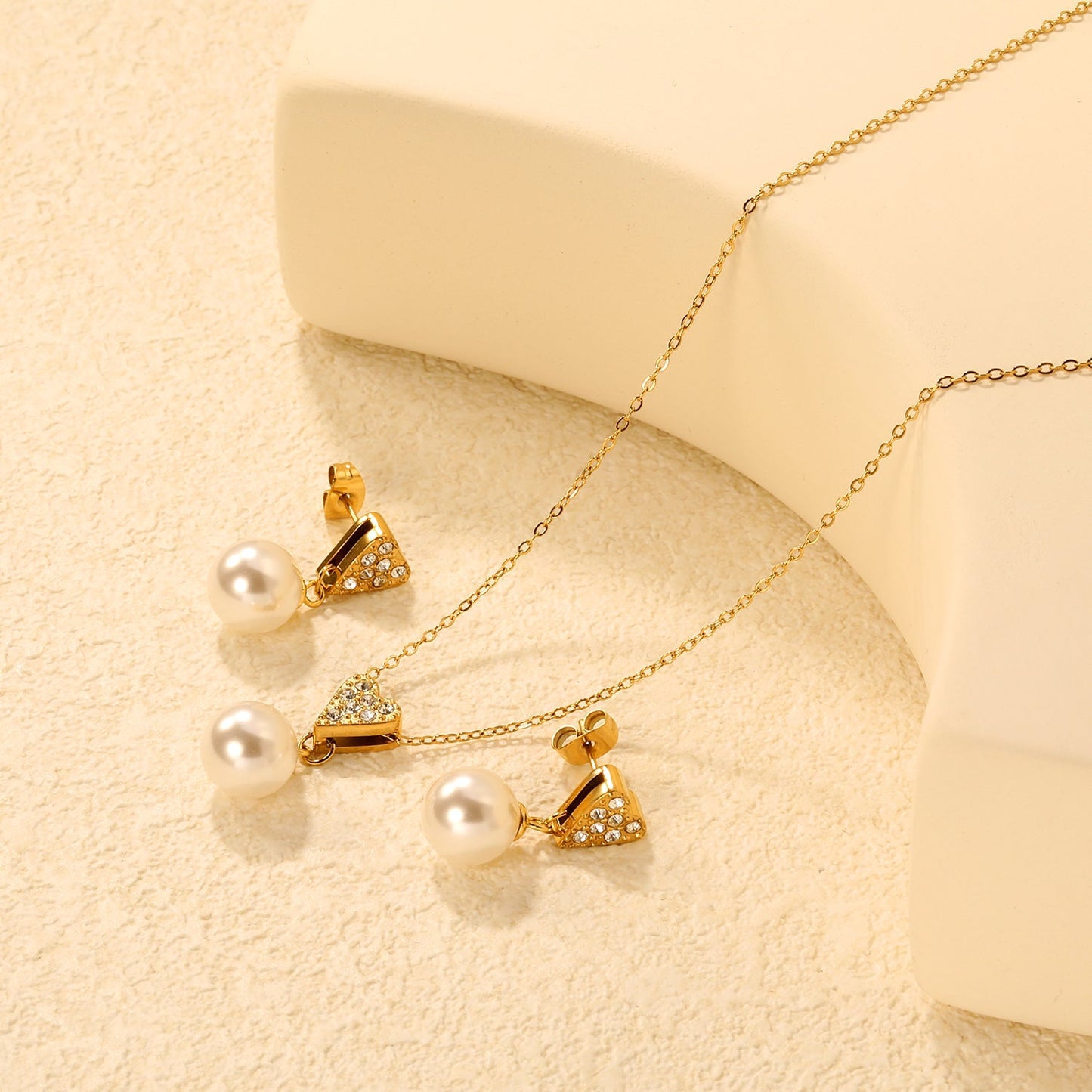 Heart-shaped white diamond + pearl set, gold. Ear studs: 8x9mm heart-shaped white diamond + 10mm pearl earring. Pendant: 8x9mm heart-shaped white diamond + 10mm pearl pendant. 0.3 cross chain 40+5cm + 6mm round pendant. asonjewelry