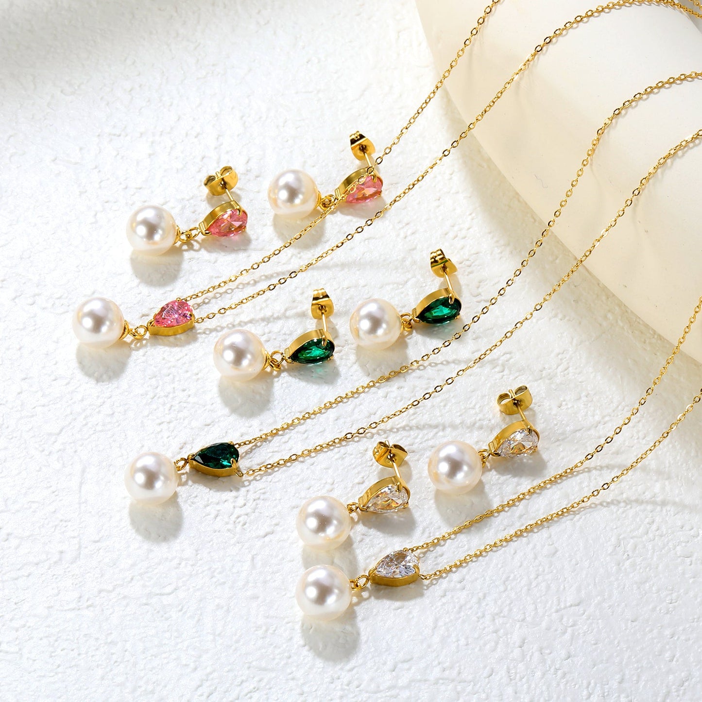 Teardrop-shaped white/pink/emerald zirconia + pearl-set gold stud earrings: Teardrop-shaped white zirconia + pearl stud earrings Pendant: Teardrop-shaped white zirconia + pearl pendant asonjewelry