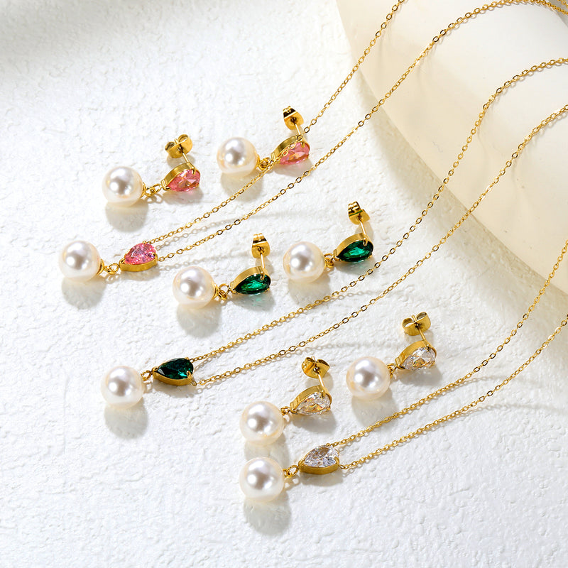 Teardrop-shaped white/pink/emerald zirconia + pearl-set gold stud earrings: Teardrop-shaped white zirconia + pearl stud earrings Pendant: Teardrop-shaped white zirconia + pearl pendant