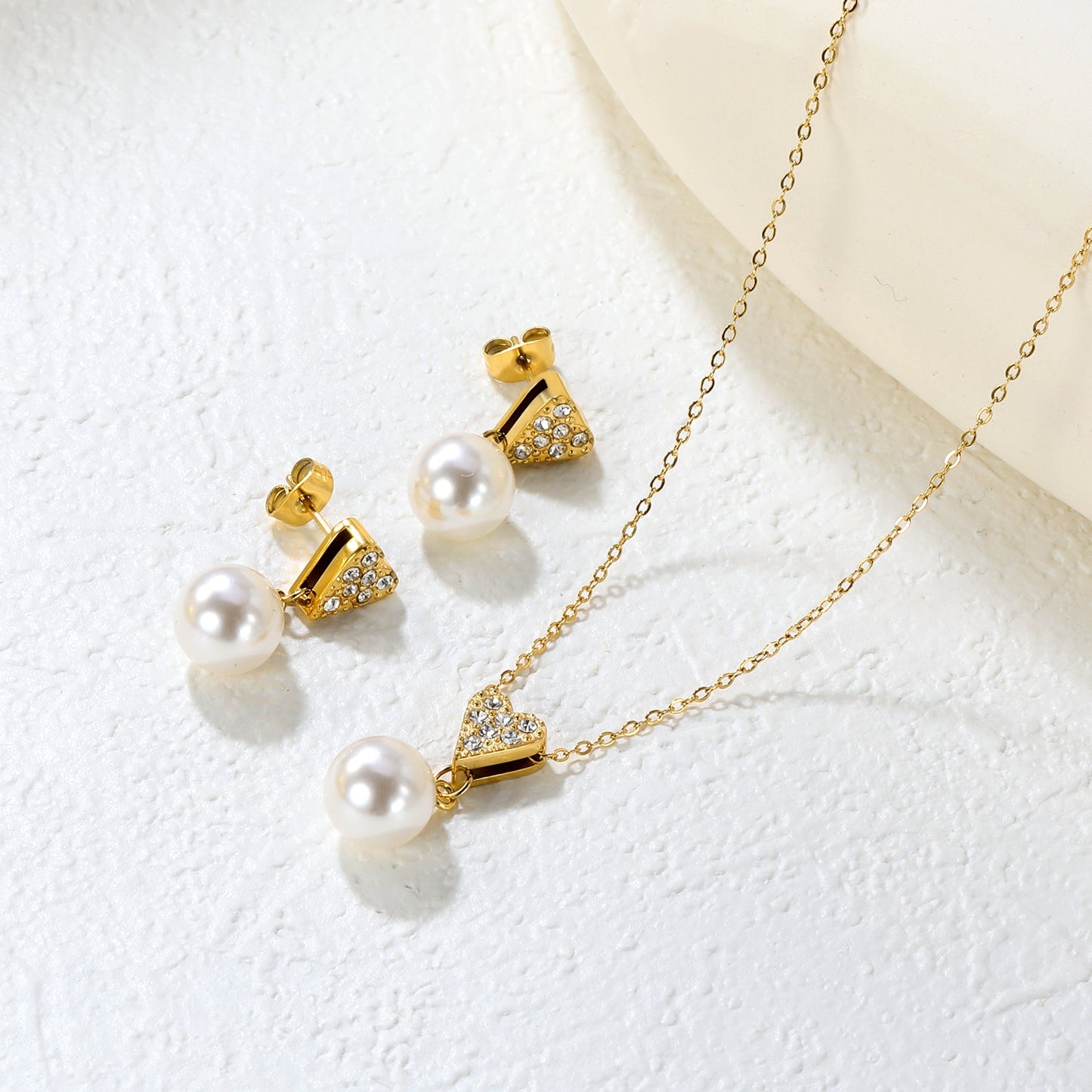 Heart-shaped white diamond + pearl set, gold. Ear studs: 8x9mm heart-shaped white diamond + 10mm pearl earring. Pendant: 8x9mm heart-shaped white diamond + 10mm pearl pendant. 0.3 cross chain 40+5cm + 6mm round pendant. asonjewelry