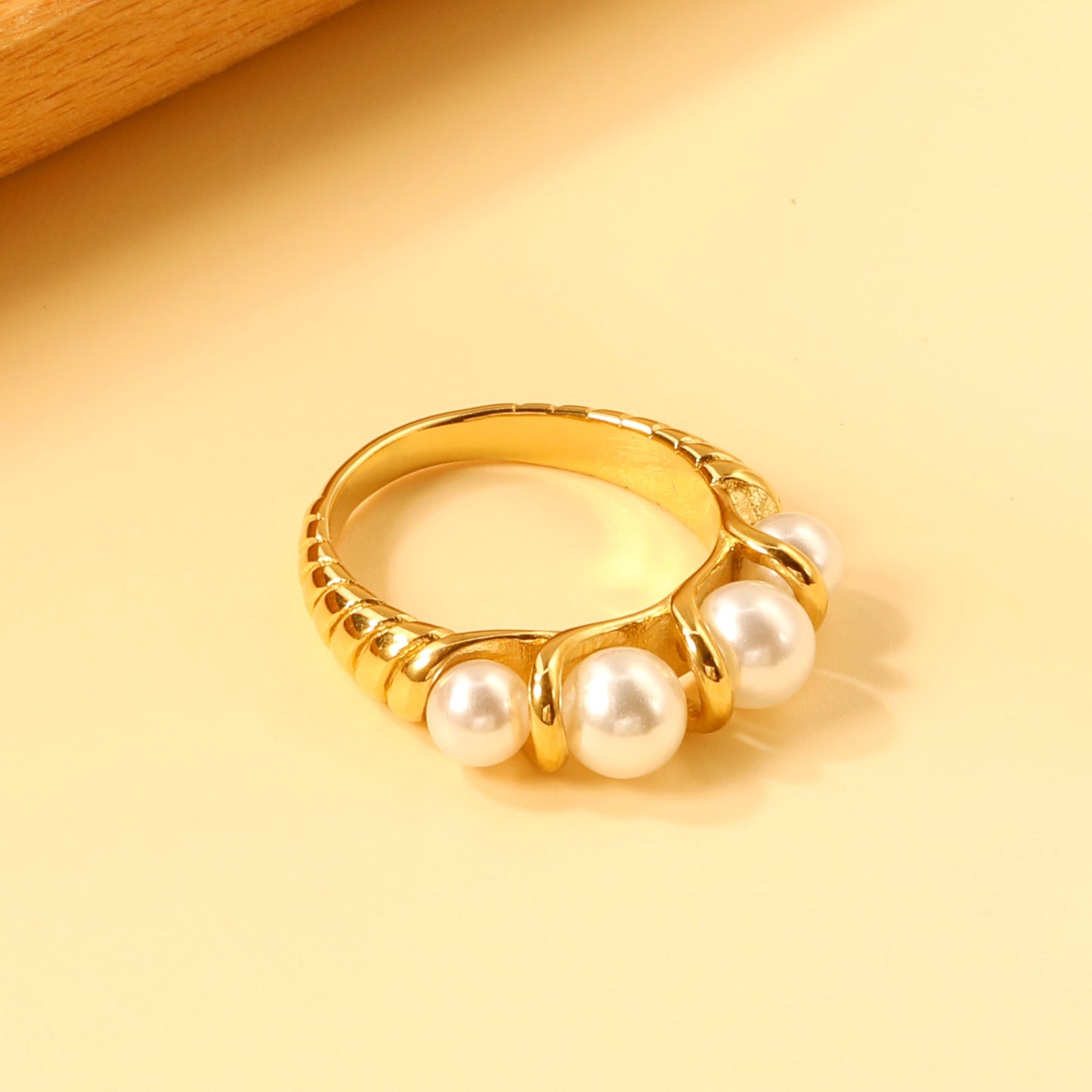 Threaded ring and 5 white pearls asonjewelry