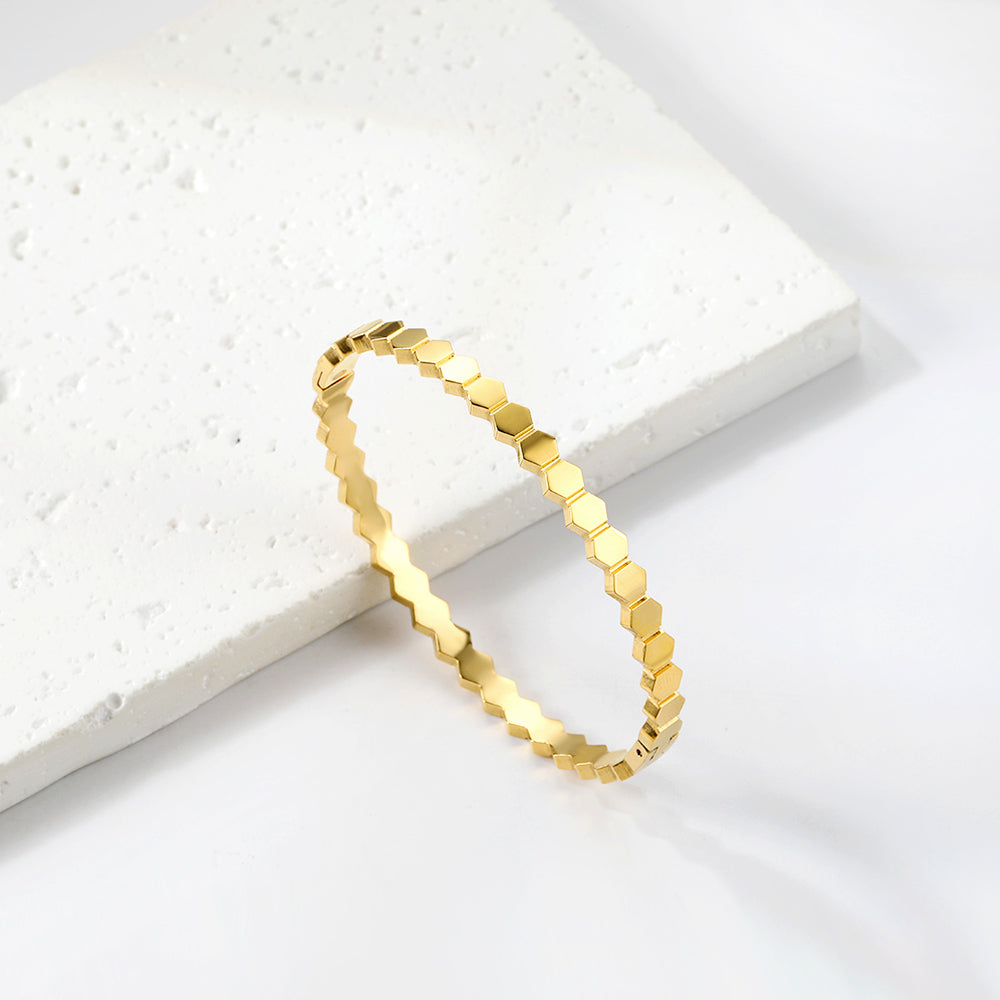 Hard bracelet with diamonds strung together with small gold-colored discs asonjewelry