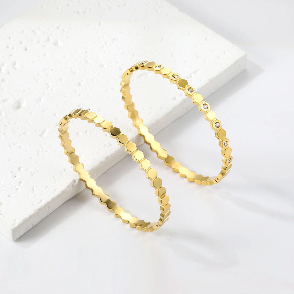 Hard bracelet with diamonds strung together with small gold-colored discs asonjewelry