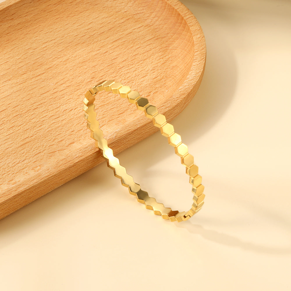 Hard bracelet with diamonds strung together with small gold-colored discs asonjewelry