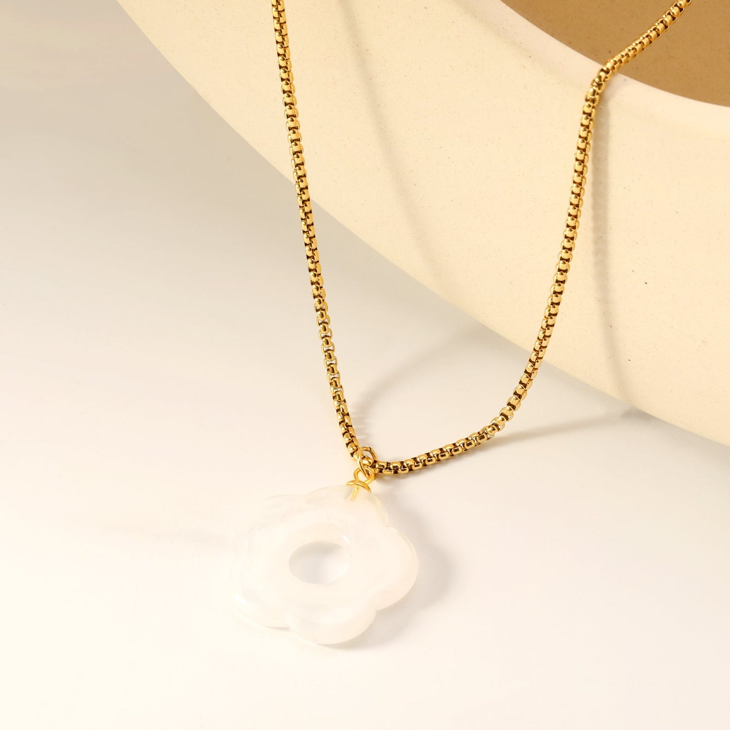 26.7mm Resin White/Red/Blue/Yellow/Coffee/Pink/Peacock Blue/Peacock Green Wreath Pendant 2.0 Square Pearl Chain*40+5cm+6mm Round Plaque Necklace GOLDEN asonjewelry