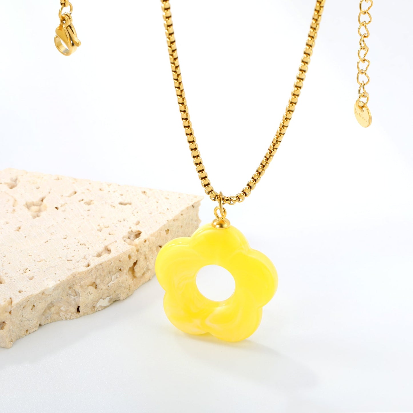 26.7mm Resin White/Red/Blue/Yellow/Coffee/Pink/Peacock Blue/Peacock Green Wreath Pendant 2.0 Square Pearl Chain*40+5cm+6mm Round Plaque Necklace GOLDEN asonjewelry