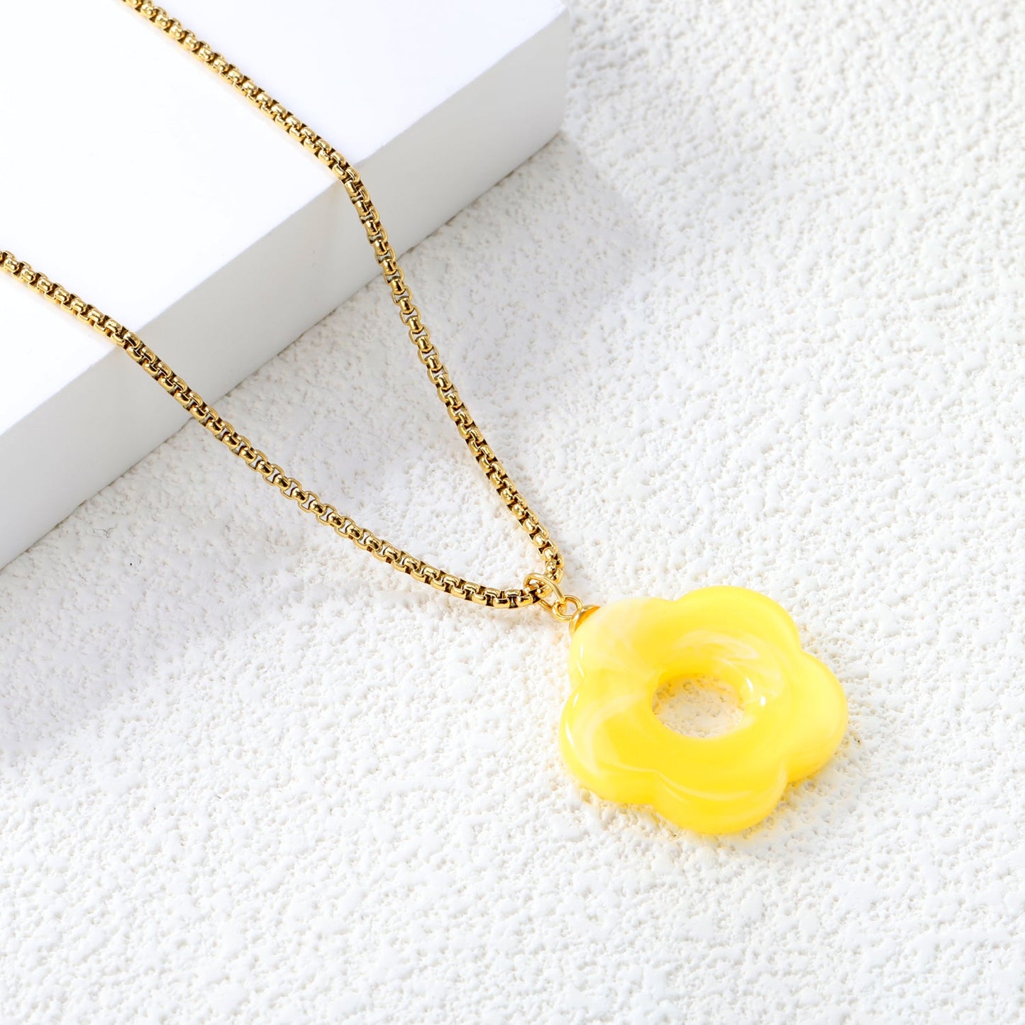 26.7mm Resin White/Red/Blue/Yellow/Coffee/Pink/Peacock Blue/Peacock Green Wreath Pendant 2.0 Square Pearl Chain*40+5cm+6mm Round Plaque Necklace GOLDEN asonjewelry