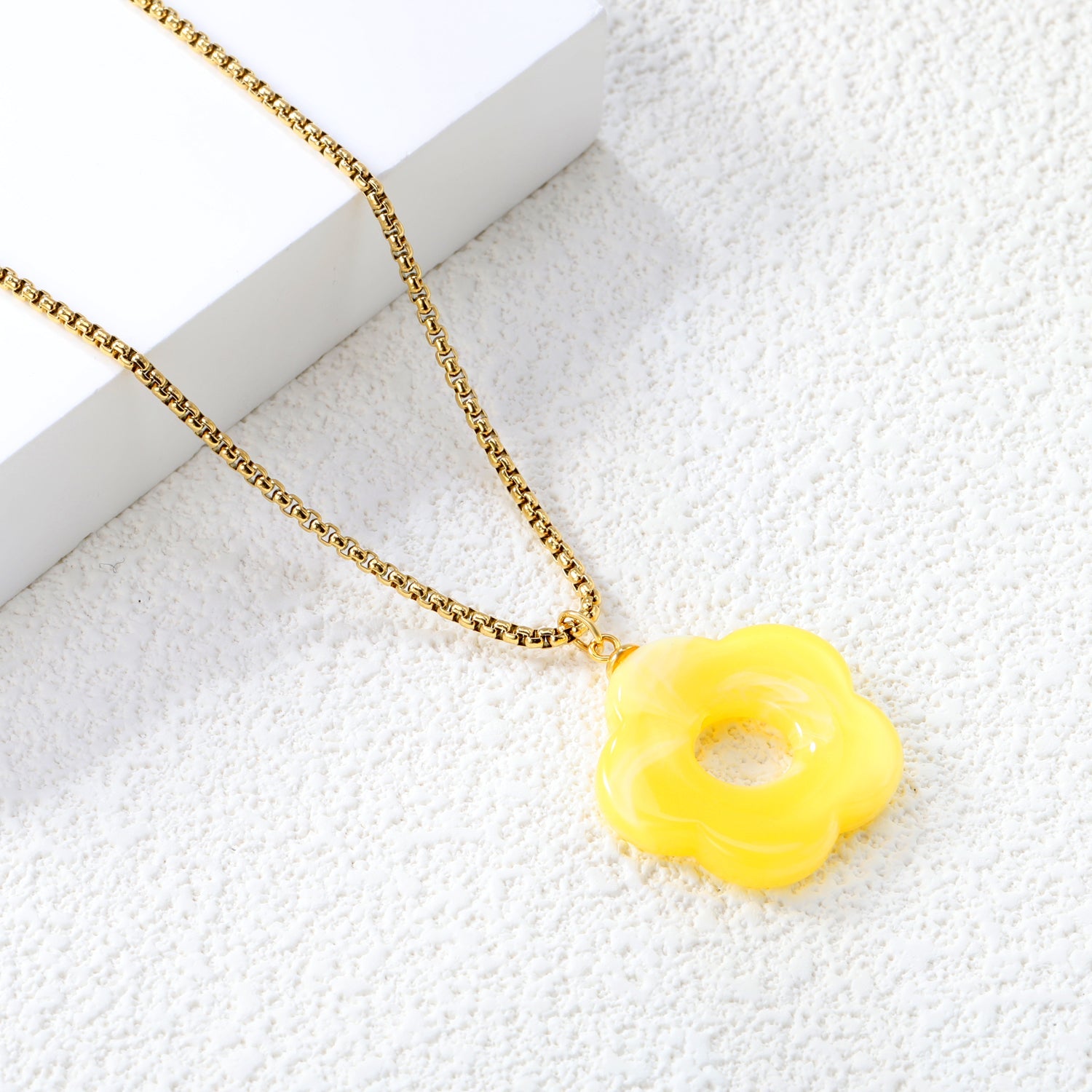 26.7mm Resin White/Red/Blue/Yellow/Coffee/Pink/Peacock Blue/Peacock Green Wreath Pendant 2.0 Square Pearl Chain*40+5cm+6mm Round Plaque Necklace GOLDEN asonjewelry