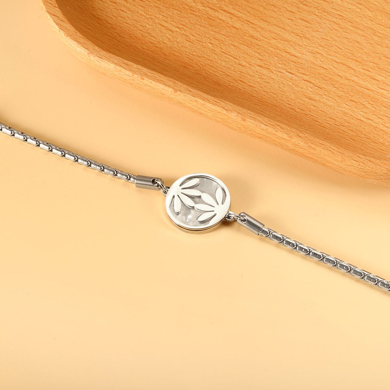 2024 New Year Round Symmetrical Leaves with White Shell Accessories Bracelet 19+2cm asonjewelry