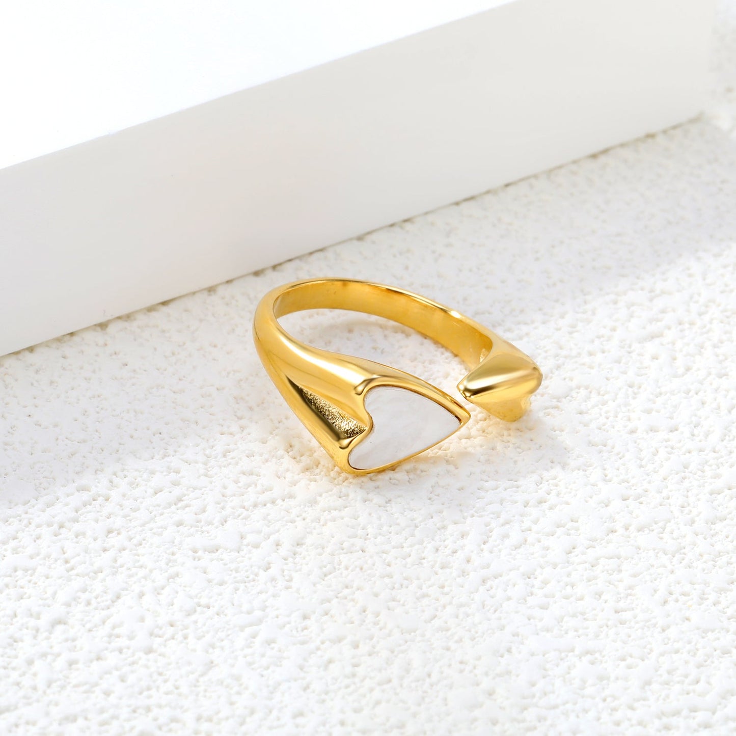 9.8mm H-Size Heart-Shaped White Shell Inlay Gold-Plated Ring asonjewelry