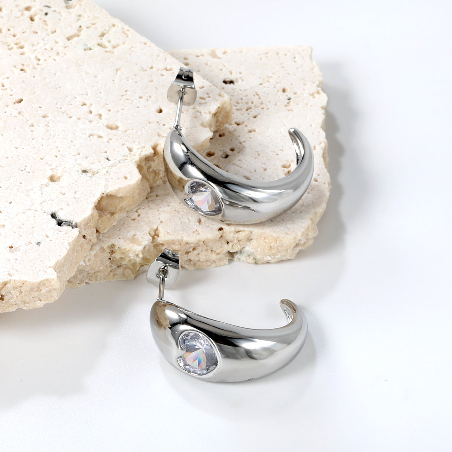 C-shaped size head with heart-shaped white diamond earrings 9.3*23mm asonjewelry