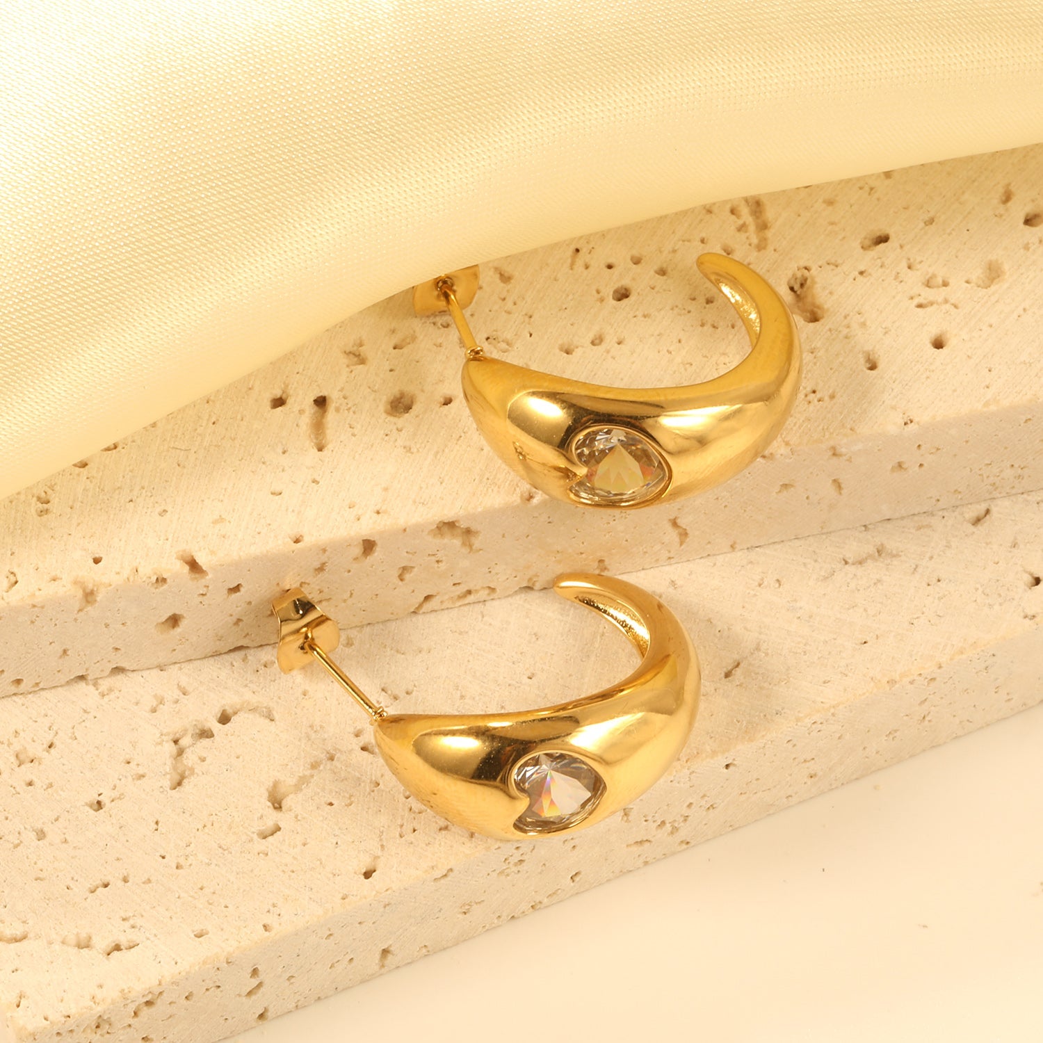 C-shaped size head with heart-shaped white diamond earrings 9.3*23mm asonjewelry