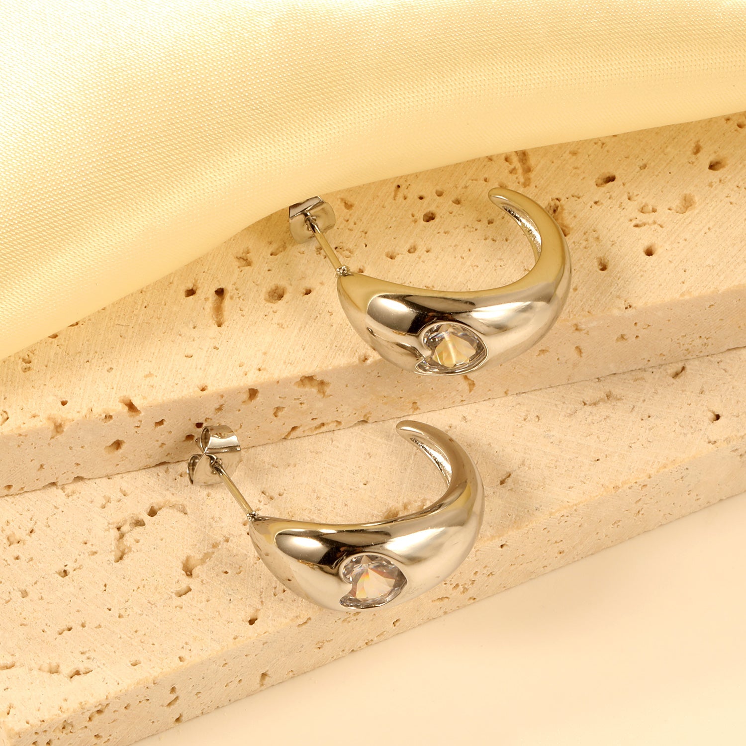 C-shaped size head with heart-shaped white diamond earrings 9.3*23mm asonjewelry