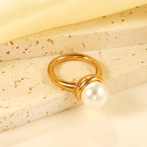 Minimalist band ring with oversized white round pearls.