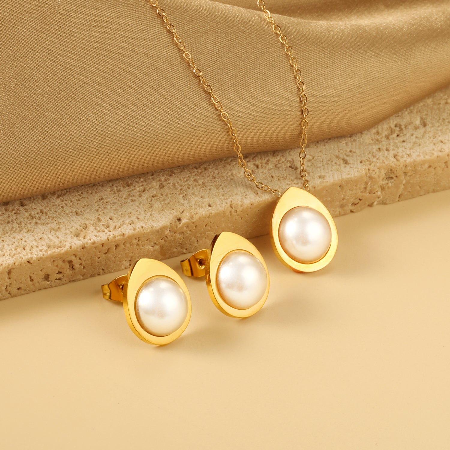 Teardrop shaped jewelry set with half white pearl steel color / gold asonjewelry