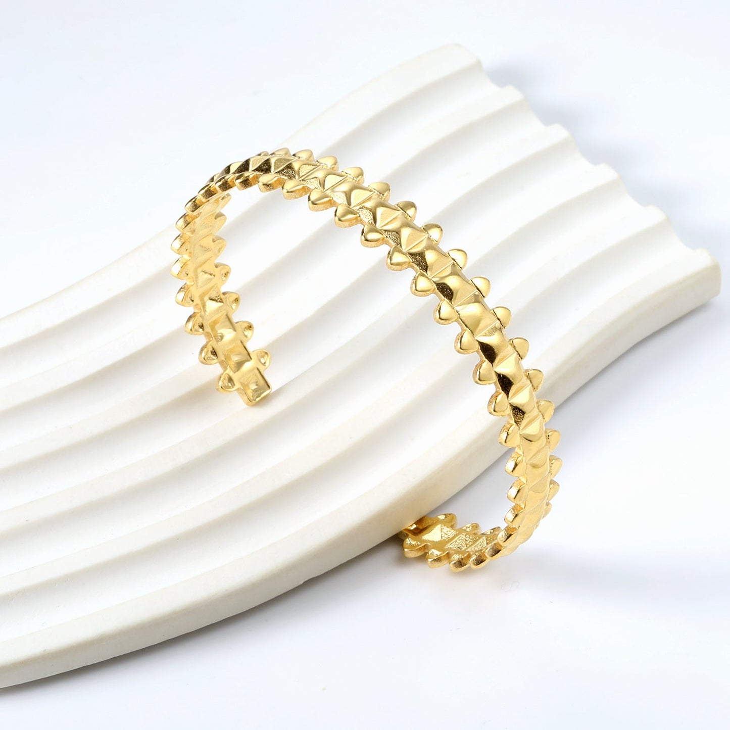 Bracelet with uneven surface in the shape of an open spine asonjewelry