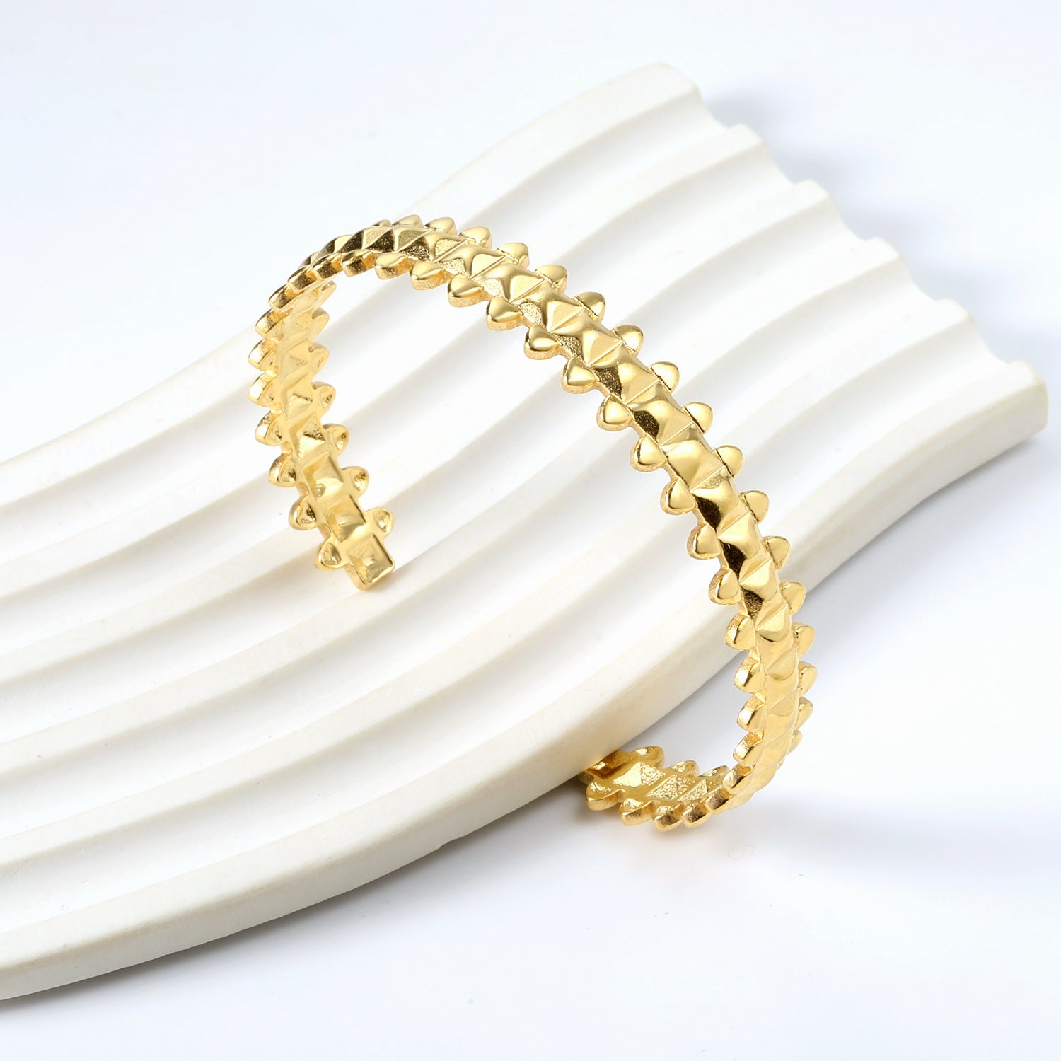 Bracelet with uneven surface in the shape of an open spine asonjewelry