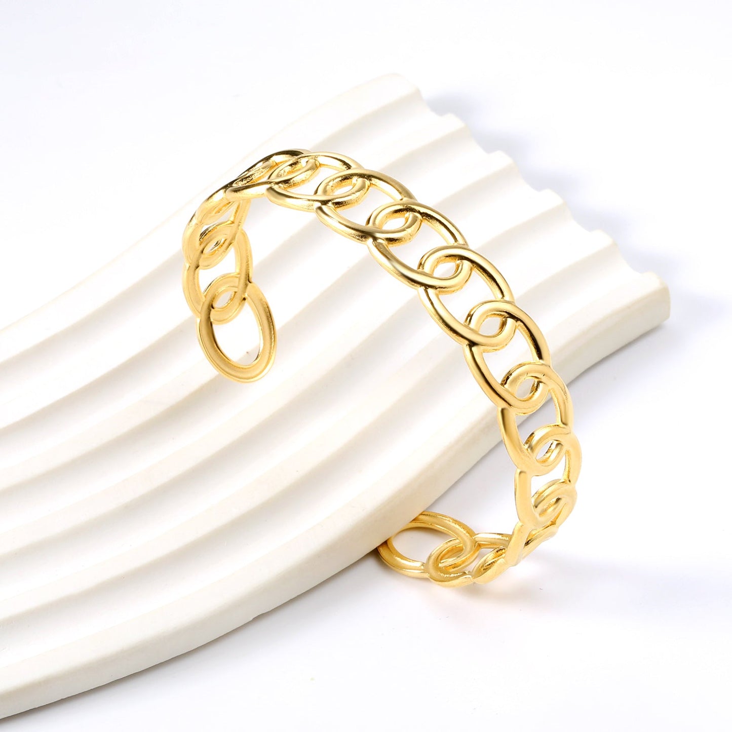 Bracelet with a number of interconnected ovals of the same size with hollow openings. asonjewelry