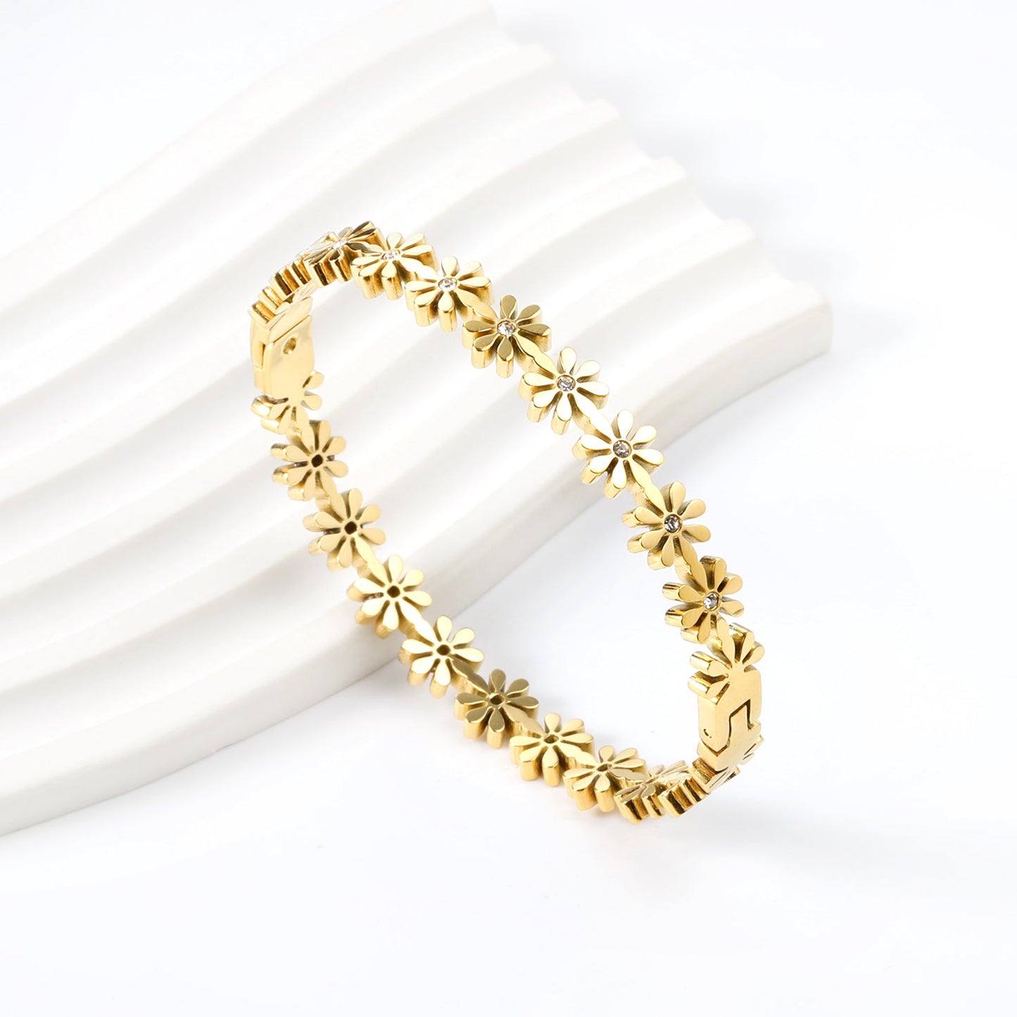 Bracelet made from a combination of tiny flowers asonjewelry