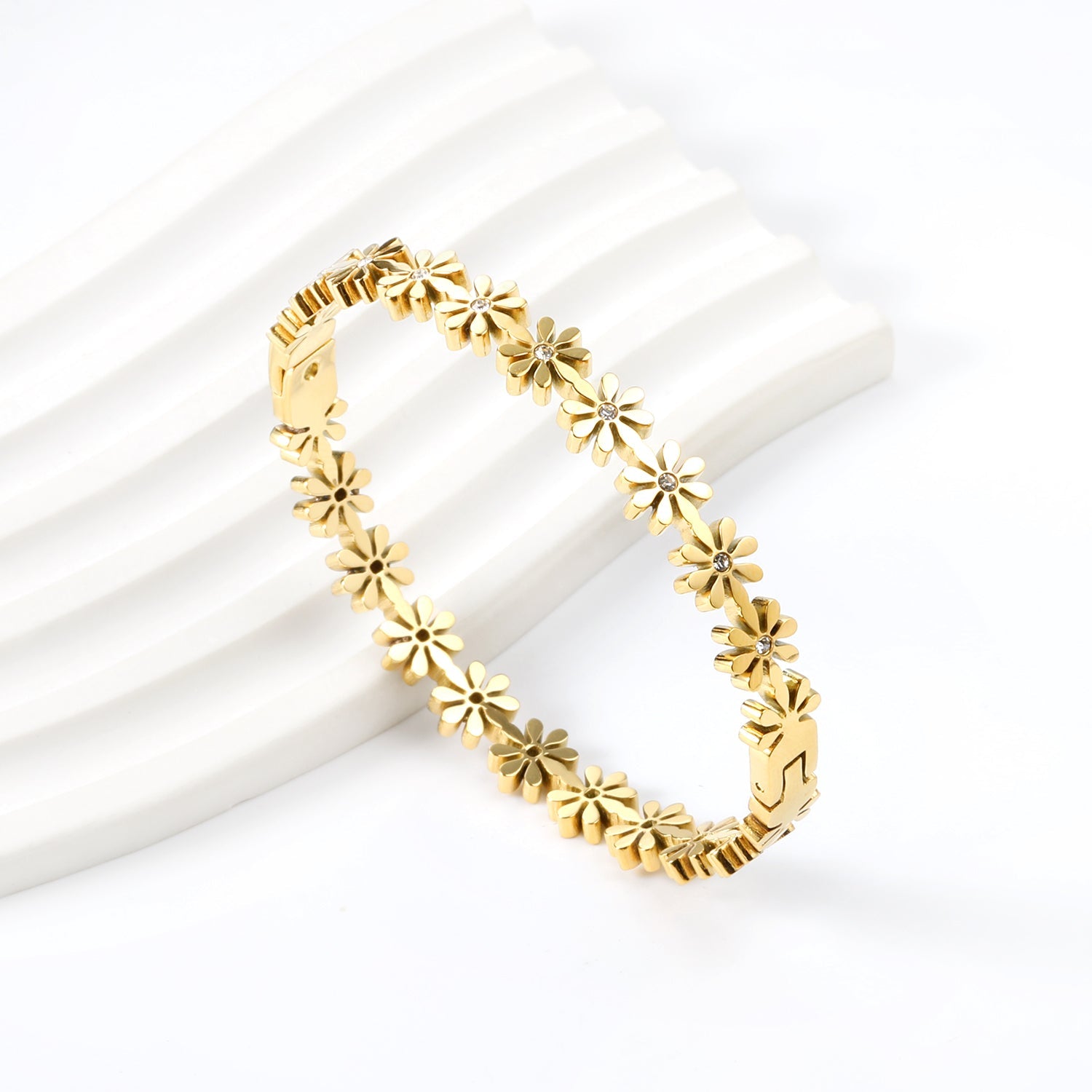 Bracelet made from a combination of tiny flowers asonjewelry