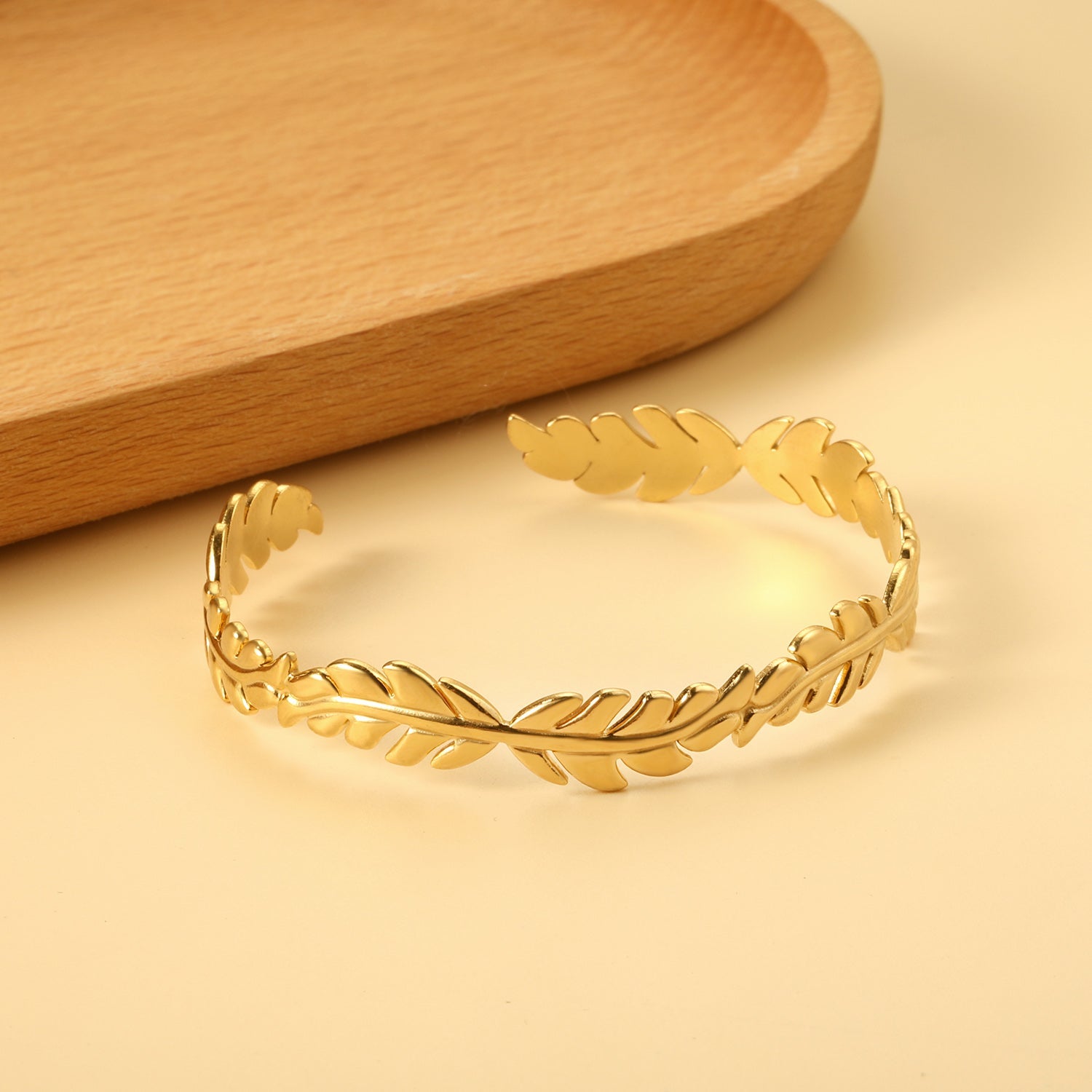 Bracelet with opening of several regular long leaves shapes connected asonjewelry