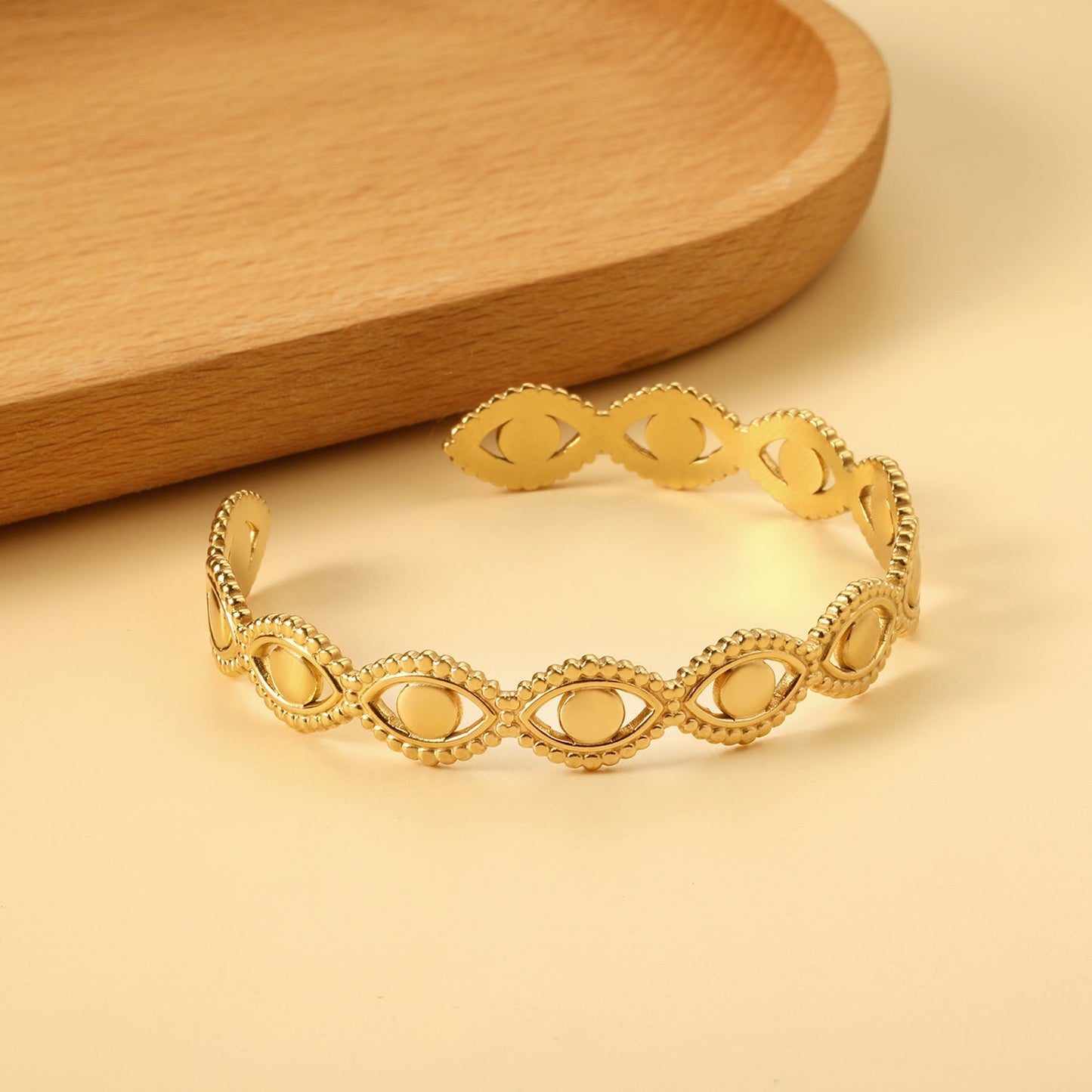 Bracelet with openings connected in the shape of multiple eyes asonjewelry