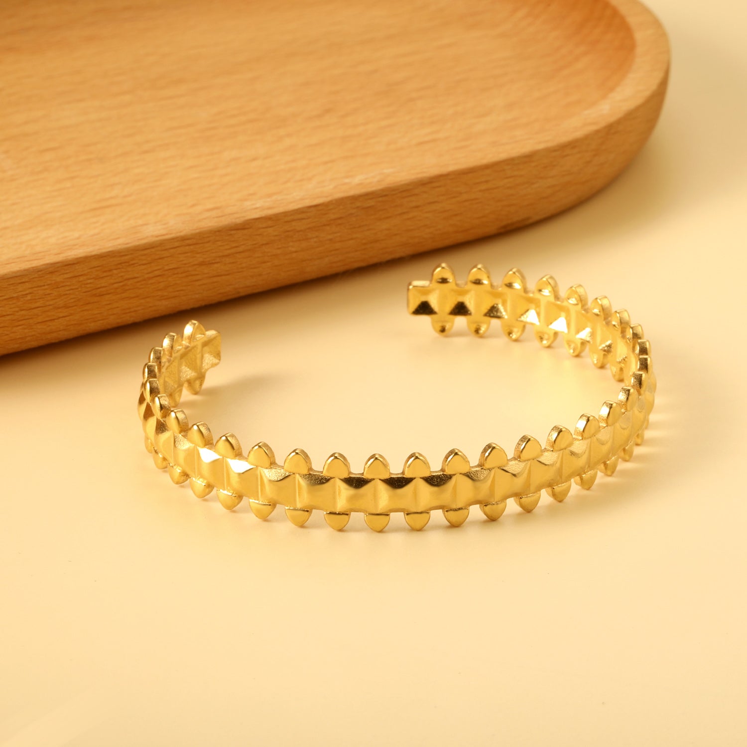 Bracelet with uneven surface in the shape of an open spine asonjewelry
