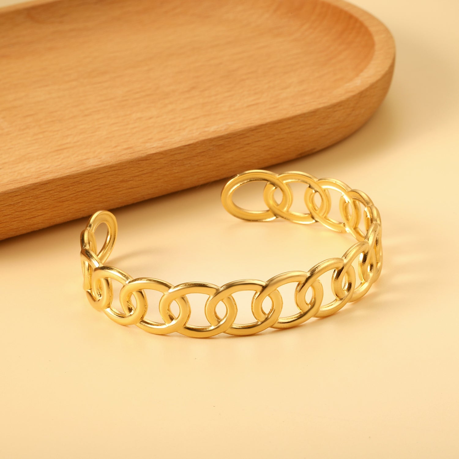 Bracelet with a number of interconnected ovals of the same size with hollow openings. asonjewelry