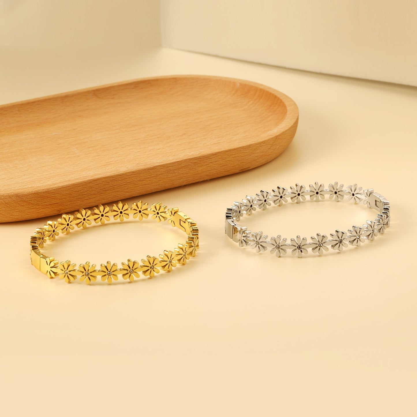 Bracelet made from a combination of tiny flowers asonjewelry