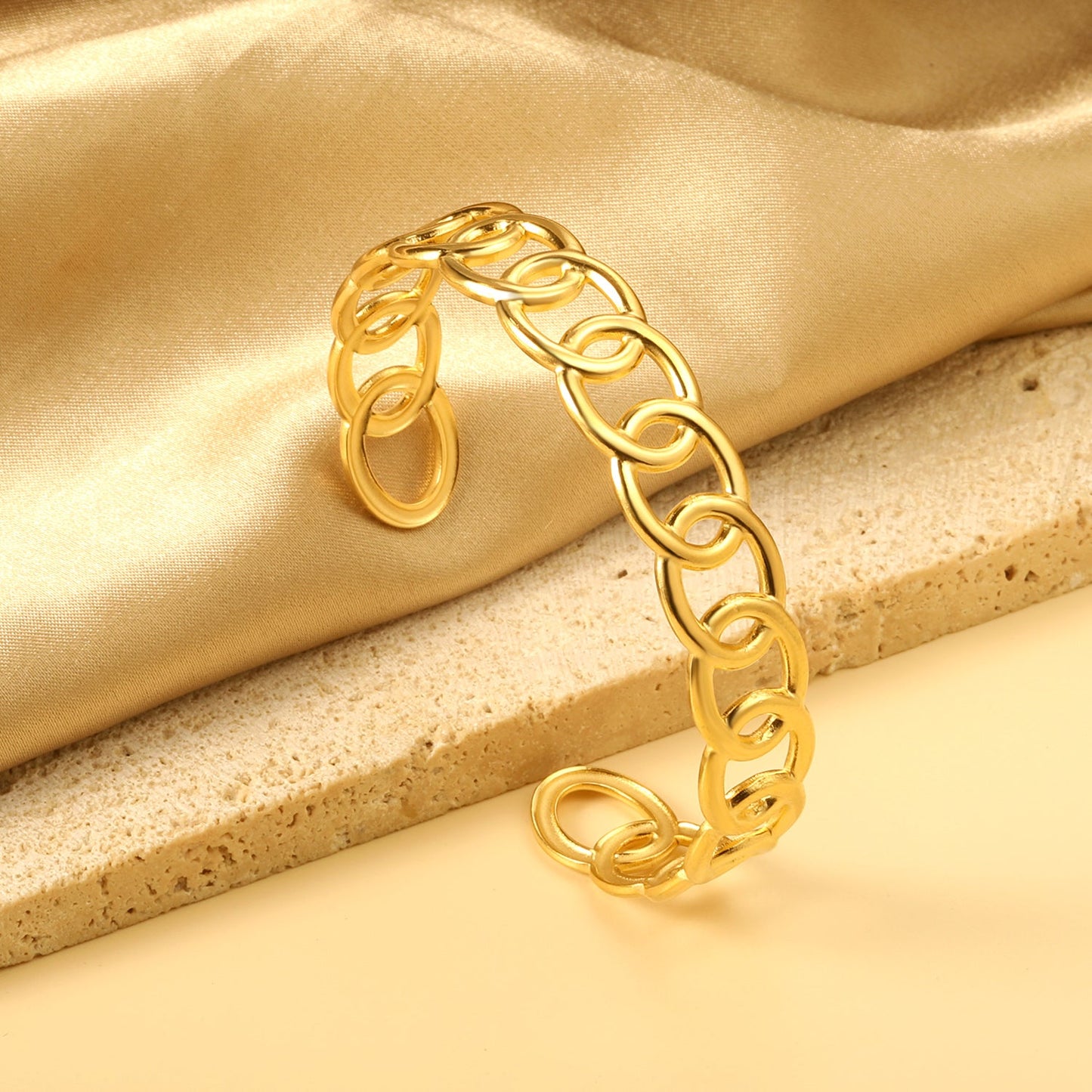 Bracelet with a number of interconnected ovals of the same size with hollow openings. asonjewelry