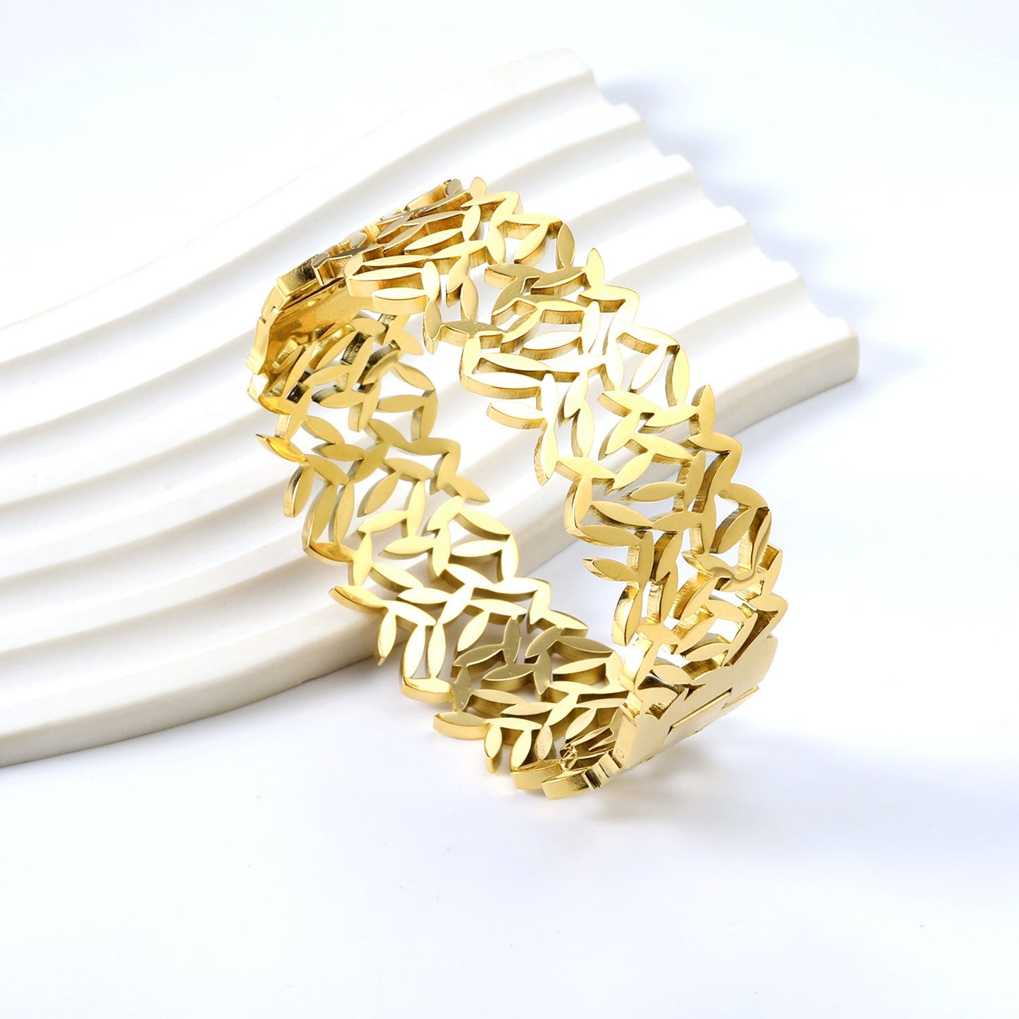 A number of small grass-like shapes linked together in a hollow bracelet asonjewelry