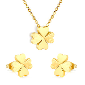 Four-leaf clover set, gold. Ear studs: 11.7 x 12mm. Pendant: 12 x 13.6mm. 0.35 cross chain 40+5cm + 10 x 2mm square pendant.